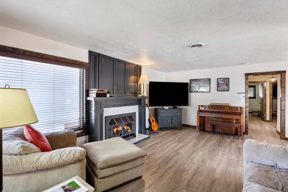 Lakefront Washington Home with Private Pool and Sauna House in Moses Lake