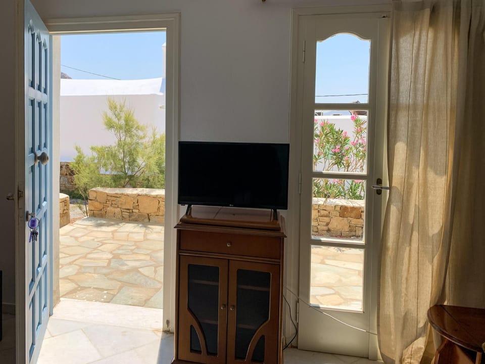 Communal lounge/ TV room, View (from property/room)