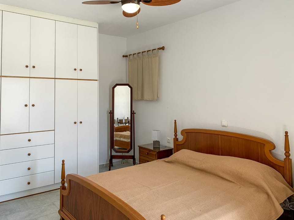 Photo of the whole room, Bedroom, wardrobe
