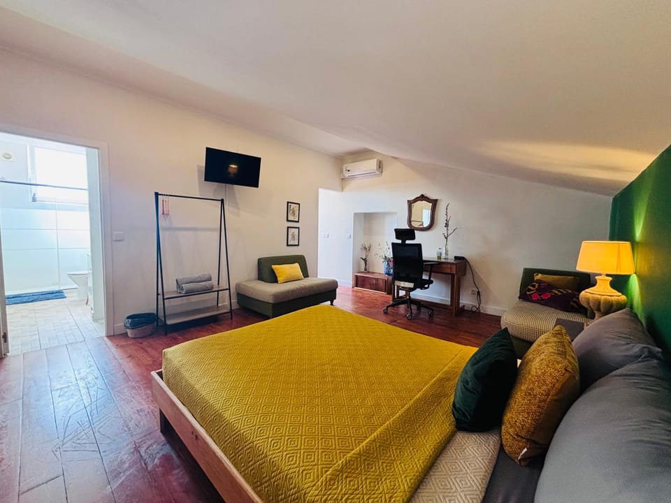 Bed, TV and multimedia, Seating area, Bedroom, air conditioner