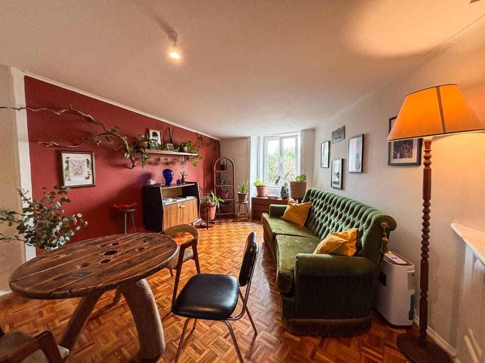 Toilet, Communal lounge/ TV room, Living room, Seating area