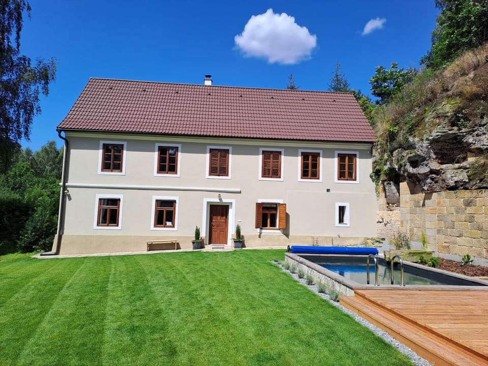 Property building, Day, Garden, Garden view, Pool view, Swimming pool