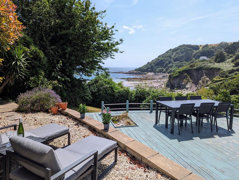 View (from property/room), Balcony/Terrace, Seating area, Sea view