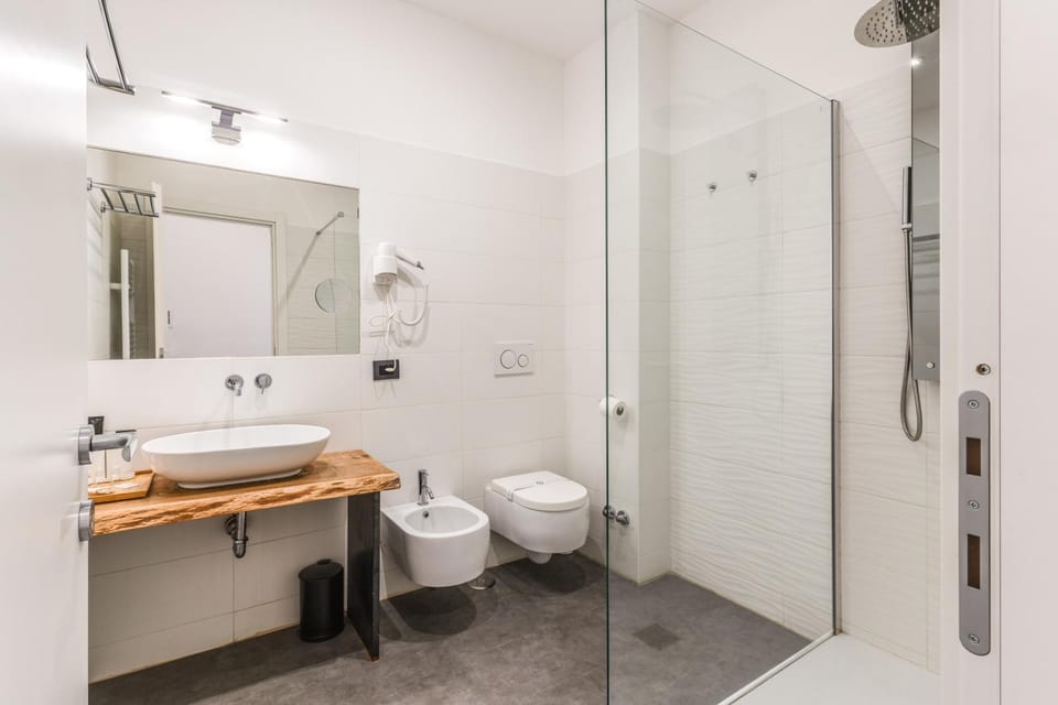 Shower, Toilet, Bathroom, bidet, towels