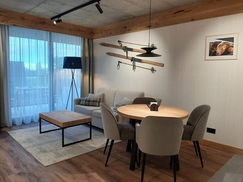 Living room, Seating area, Dining area, air conditioner