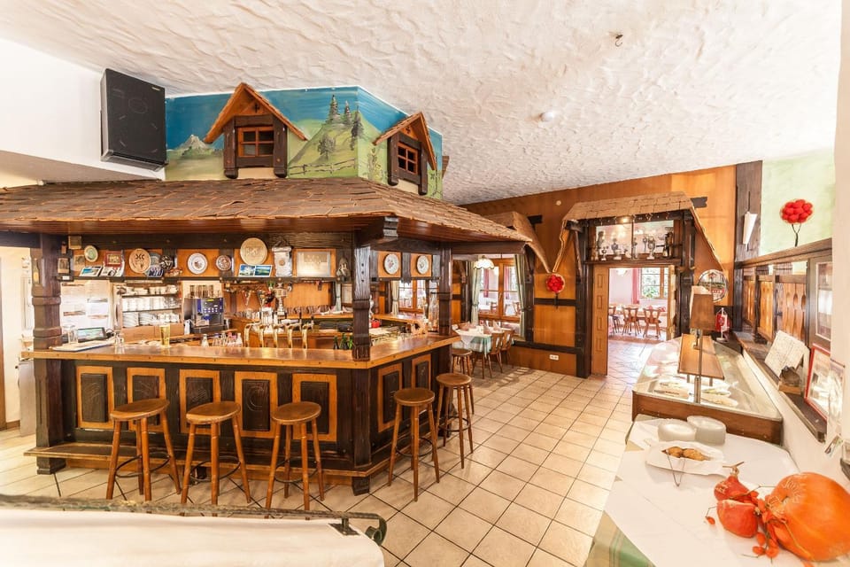 Restaurant/places to eat, Lounge or bar