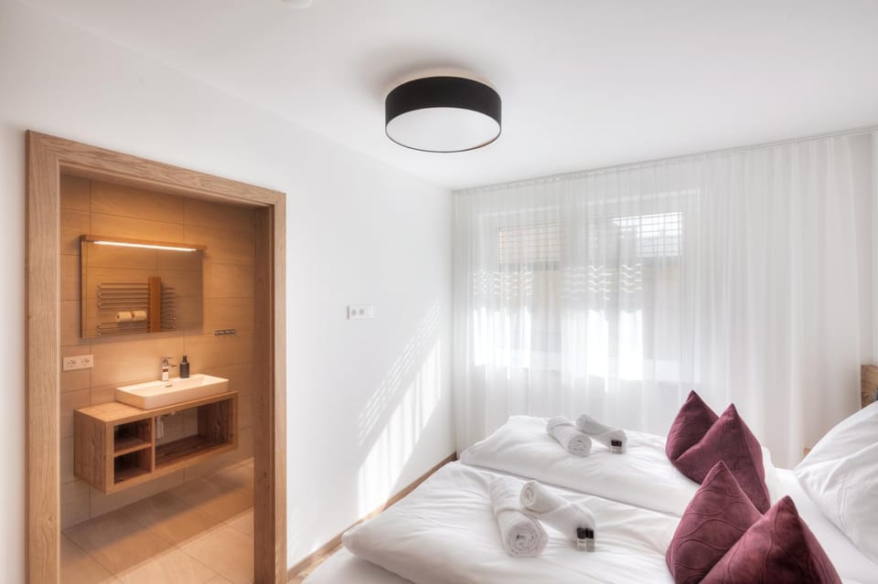 Bed, Bathroom, Photo of the whole room, Bedroom, towels