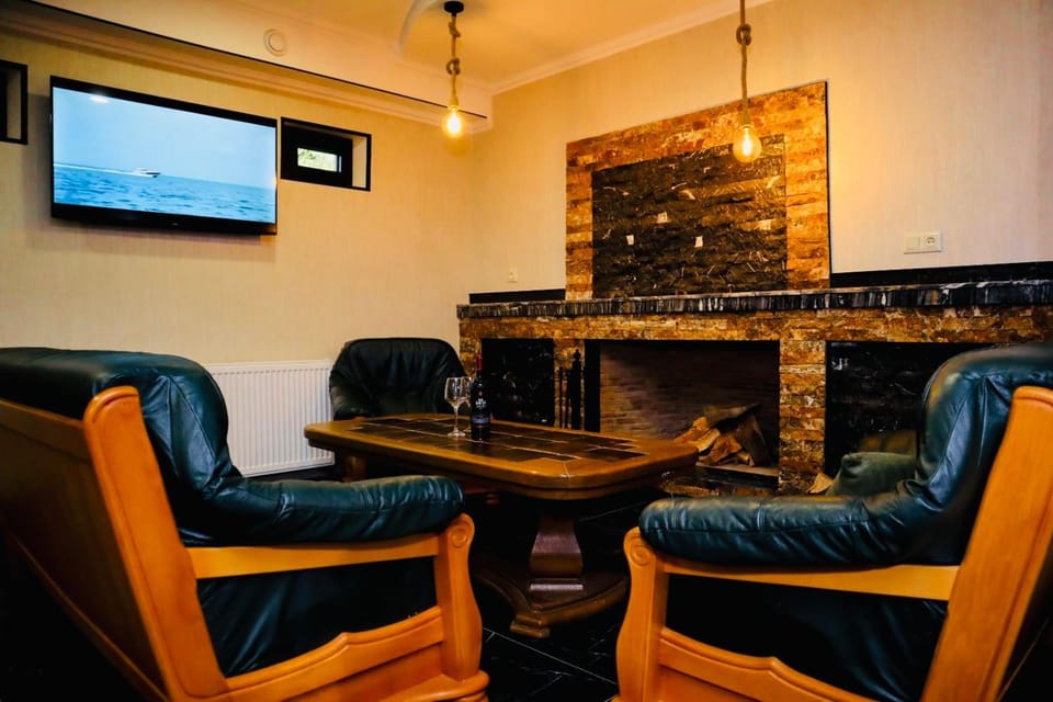 TV and multimedia, Kitchen or kitchenette, Living room, Seating area, flat iron