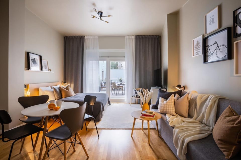 Bed, TV and multimedia, Balcony/Terrace, Photo of the whole room, Seating area, Dining area
