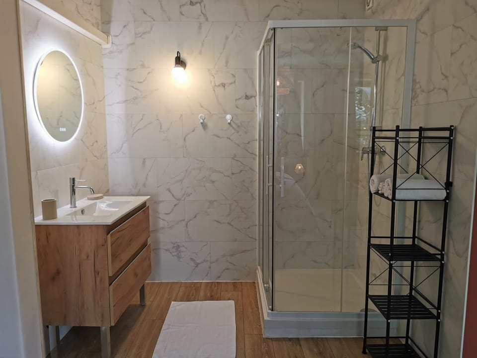 Shower, Bathroom, towels