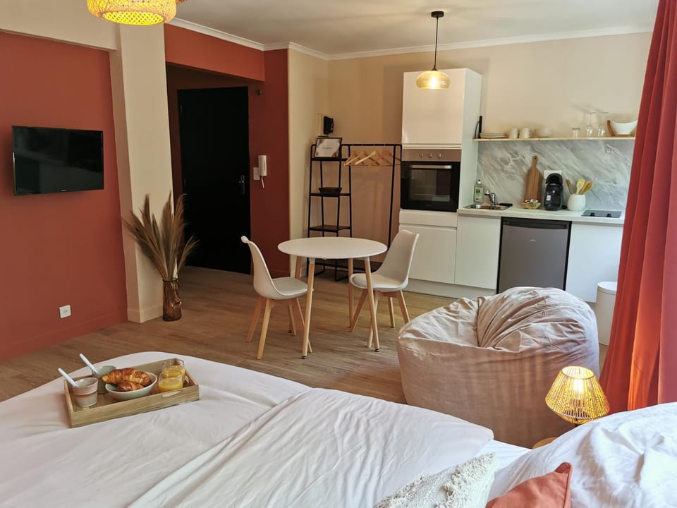 TV and multimedia, Kitchen or kitchenette, Photo of the whole room, Dining area, minibar, pet friendly