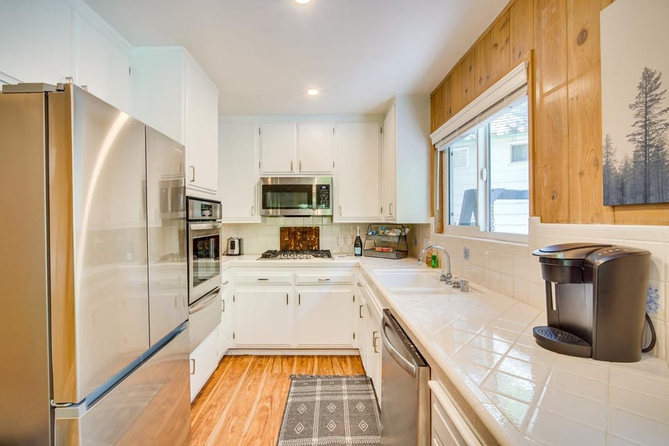 Steps to Lake Arrowhead: Cabin w/ Full Lake Access Cabin in Lake Arrowhead