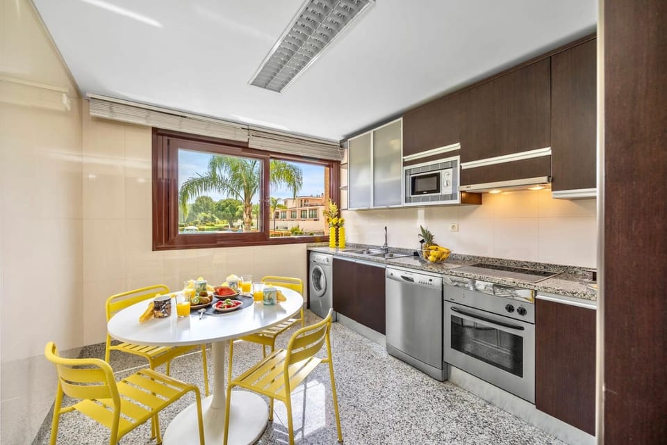 Dining area, dishwasher, minibar, pet friendly, stove, toaster, kitchen