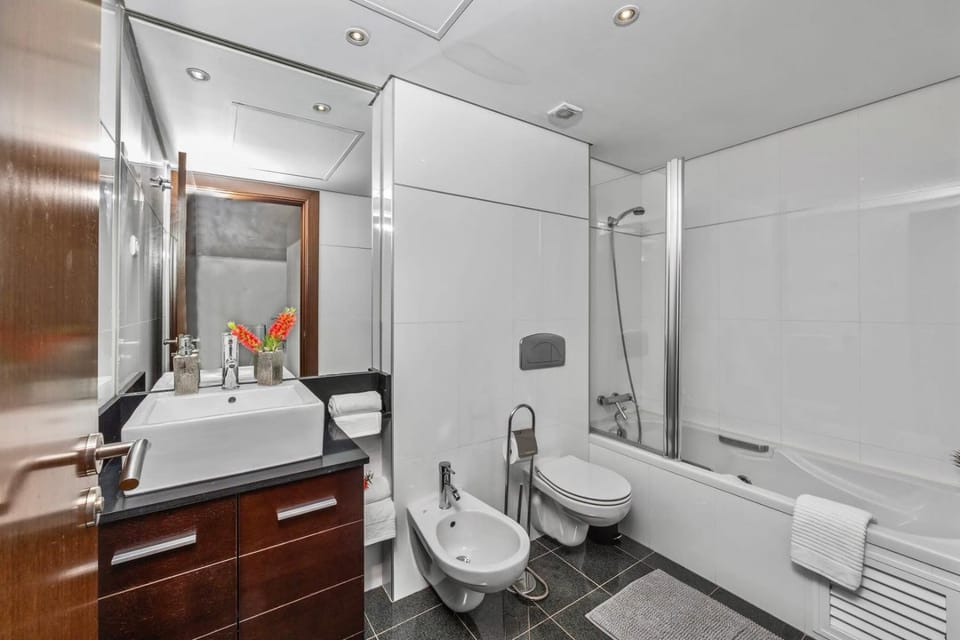 Shower, Toilet, Bathroom, Bath, bidet, towels