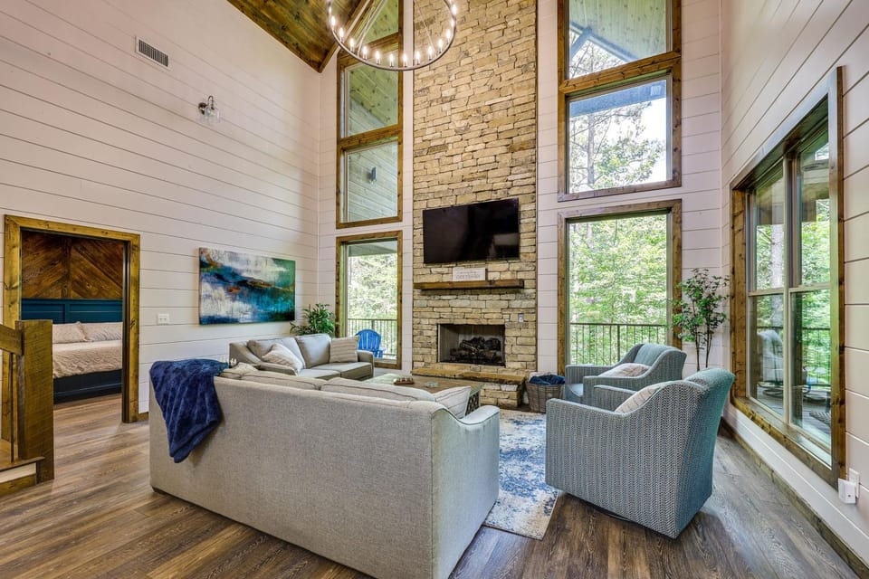 Cozy Cabin w/ Hot Tub ~ 5 Mi to Broken Bow Lake Cabin in Oklahoma