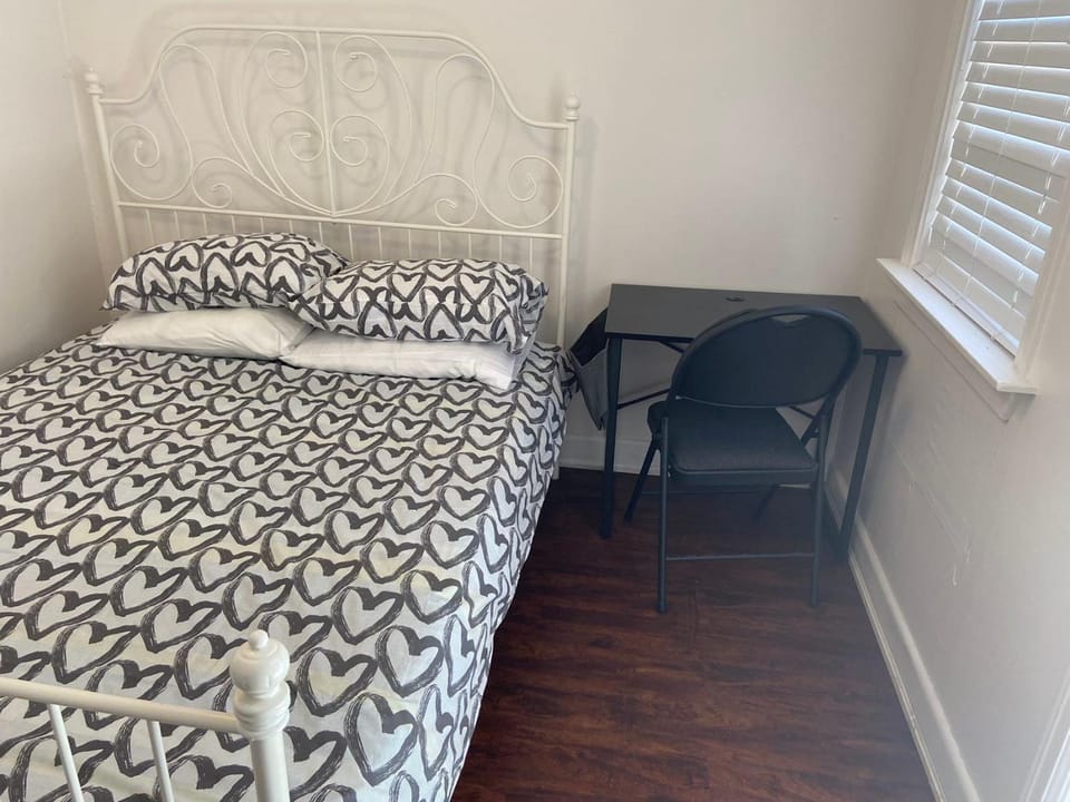 BUDGET Quad Room with En Suite Bathroom 36B Bed and Breakfast in Toronto
