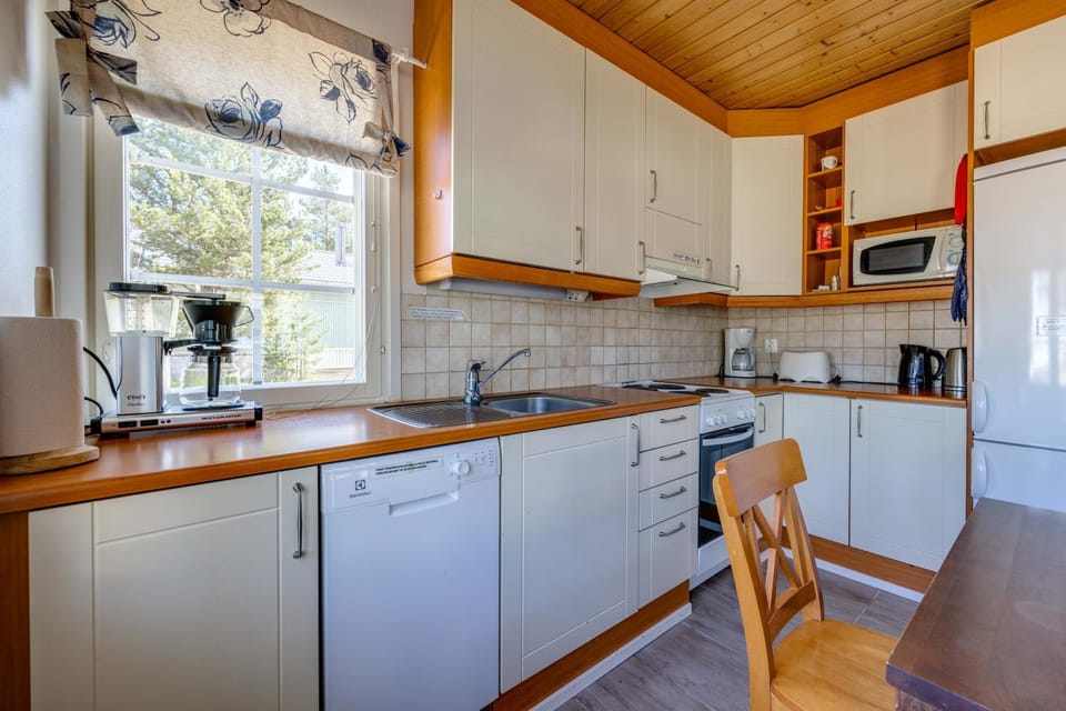 Kitchen or kitchenette, Dining area, dishwasher, minibar, pet friendly, stove, toaster