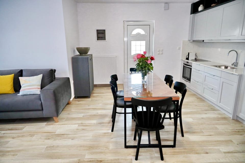Kitchen or kitchenette, Dining area, pet friendly, stove