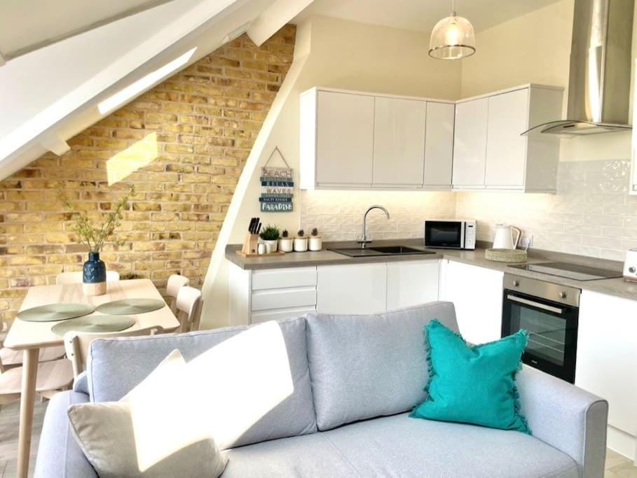 Lush Porthcawl Large Spacious 3 bedroom Apt, Prime Location Apartment in Porthcawl