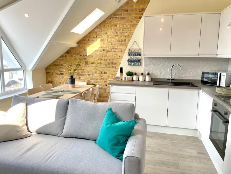 Lush Porthcawl Large Spacious 3 bedroom Apt, Prime Location Apartment in Porthcawl