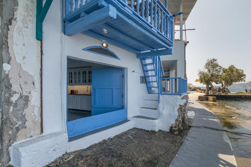 Blue Horizon Syrma House in Milos