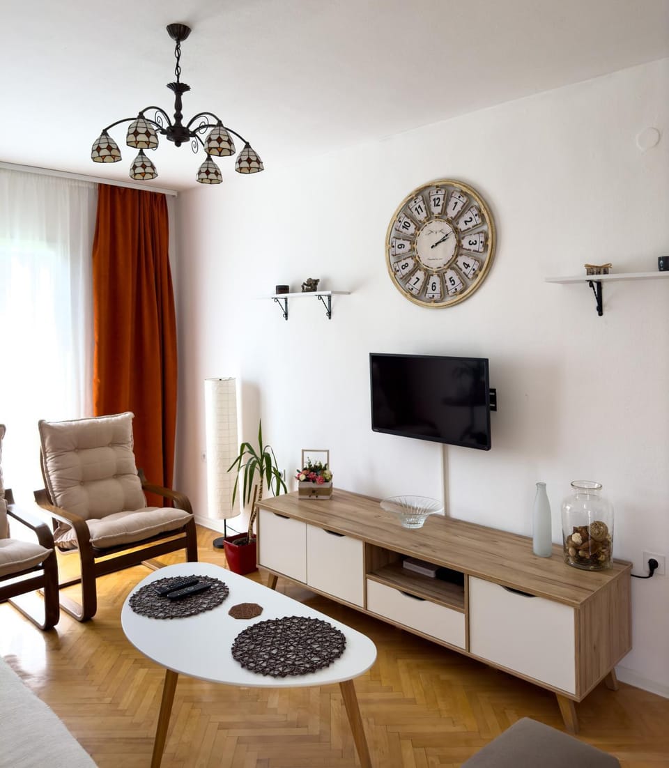 Communal lounge/ TV room, TV and multimedia, Living room, Seating area
