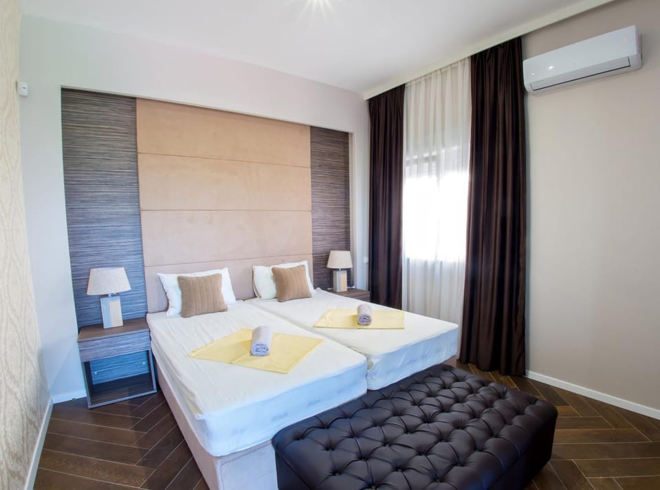 Bed, Bedroom, towels, air conditioner