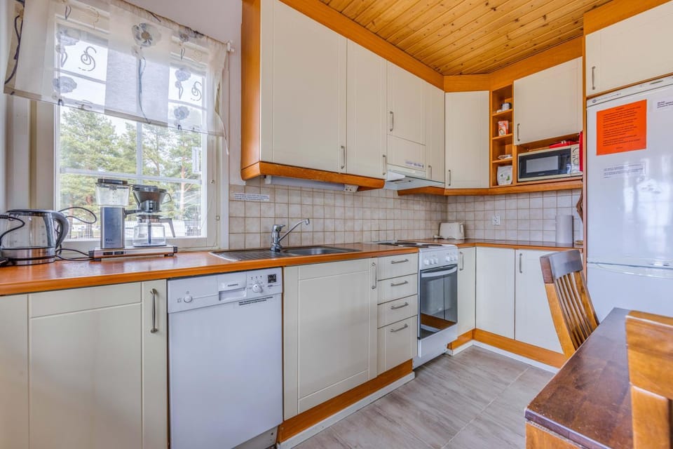 Kitchen or kitchenette, Dining area, dishwasher, minibar, pet friendly, stove, toaster