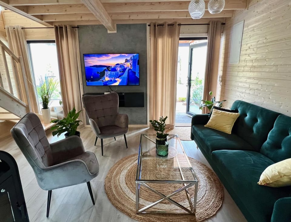 Communal lounge/ TV room, Living room, Seating area