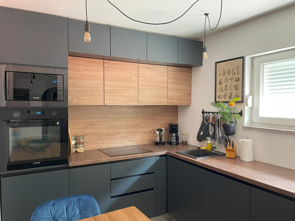 Coffee/tea facilities, Kitchen or kitchenette, microwave, minibar, oven, pet friendly, stove