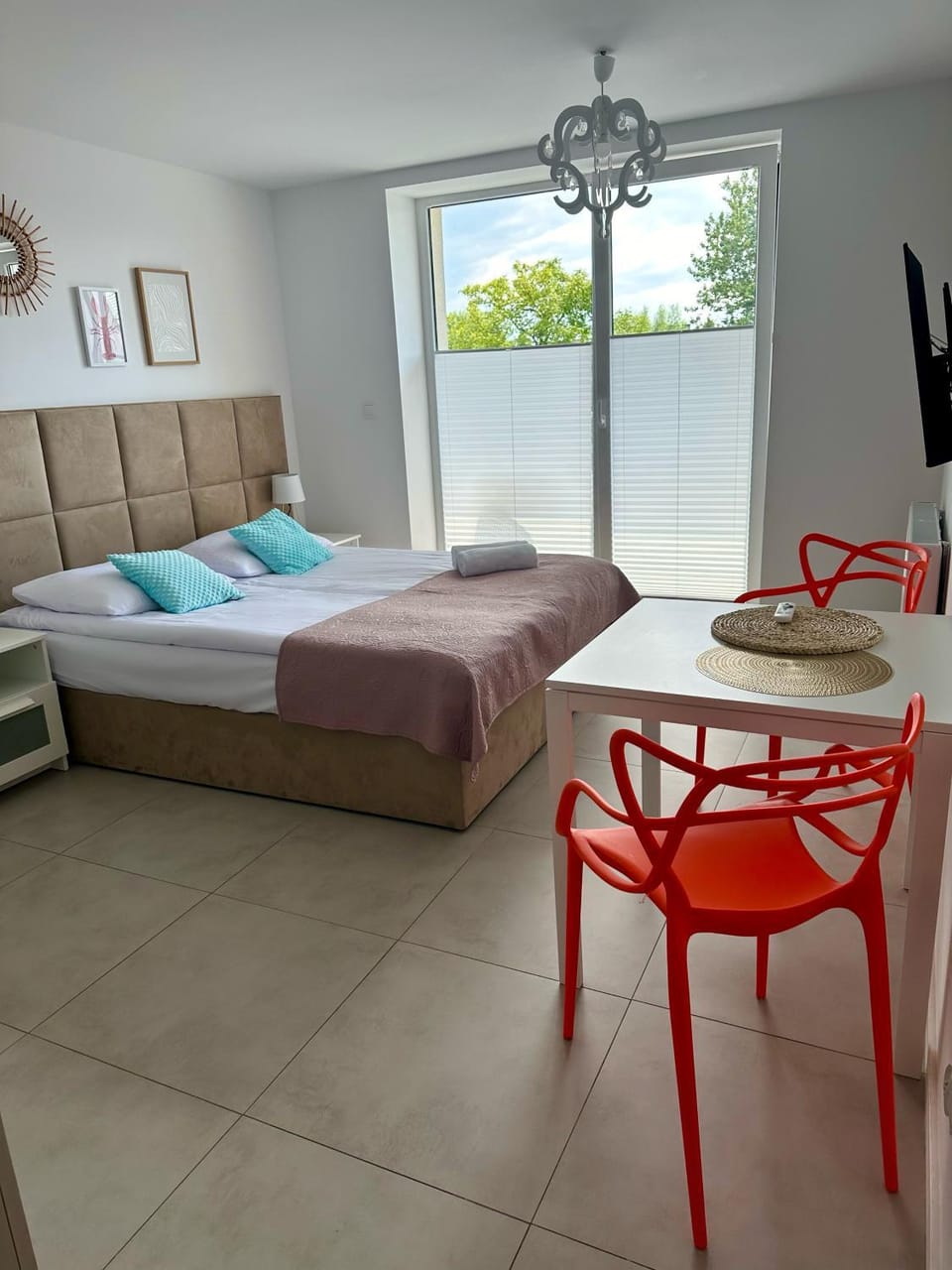 Bed, Photo of the whole room, Decorative detail, Seating area, Dining area, Bedroom