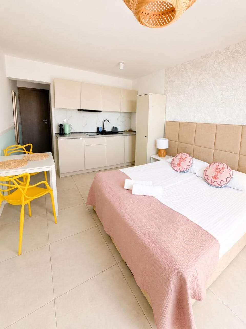 Bed, Kitchen or kitchenette, Photo of the whole room