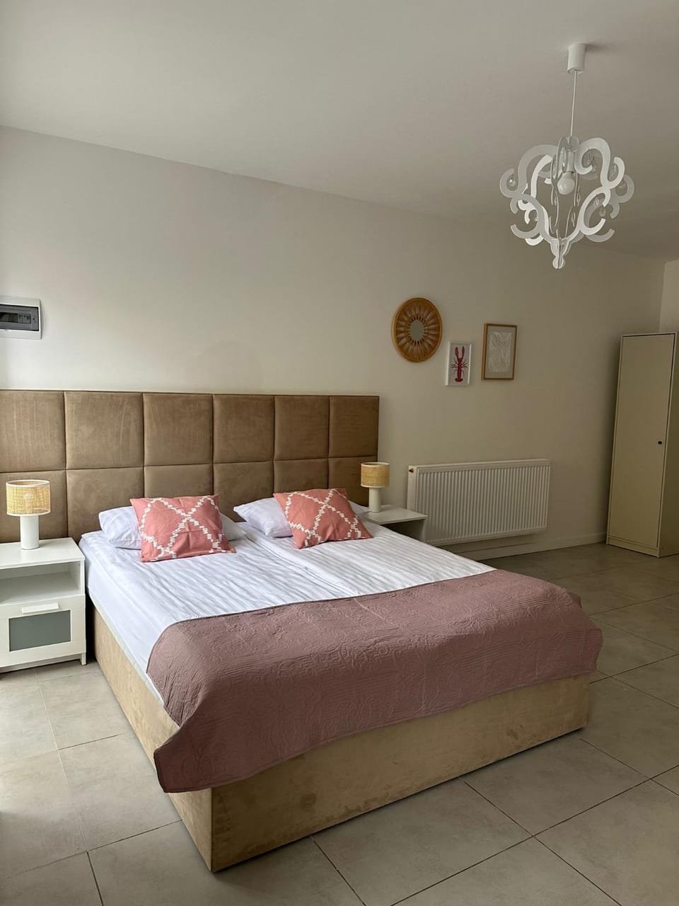 Bed, Photo of the whole room, Seating area, Bedroom