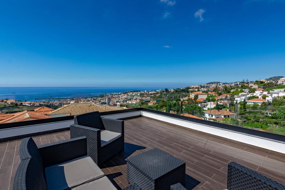 View (from property/room), Balcony/Terrace, City view, Sea view