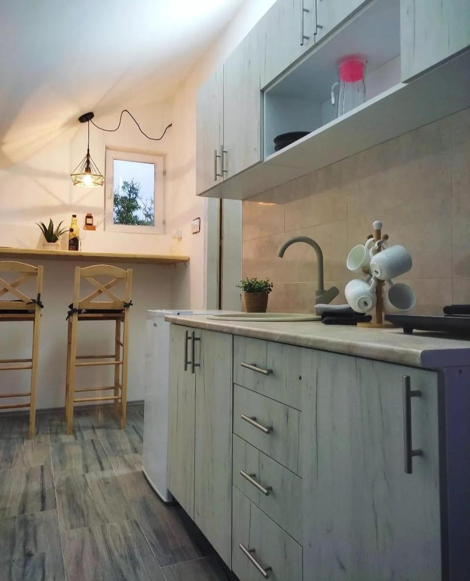Kitchen or kitchenette, pet friendly, stove