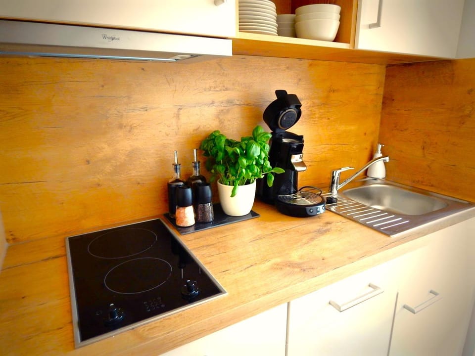 Coffee/tea facilities, Kitchen or kitchenette, stove