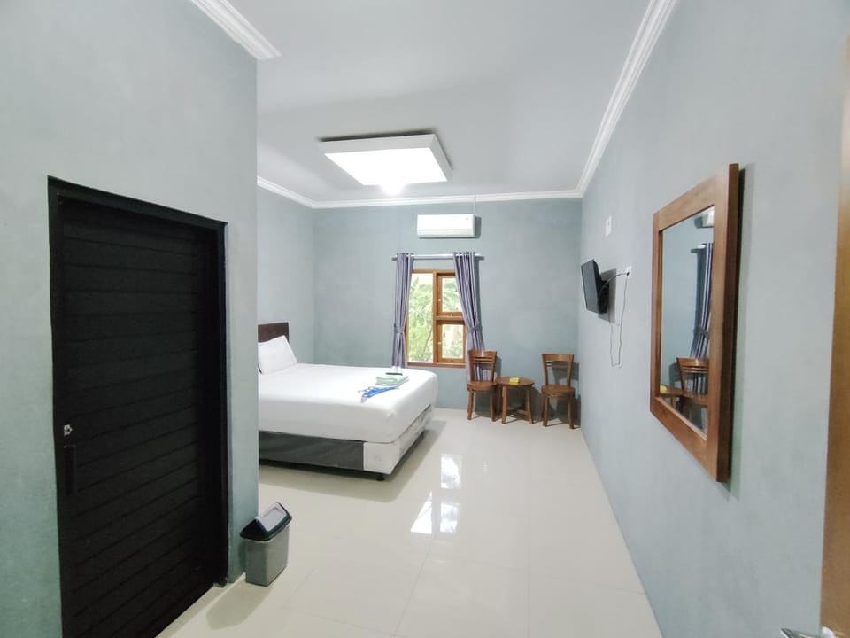 Bed, Photo of the whole room, Dining area, Bedroom, Inner courtyard view, air conditioner