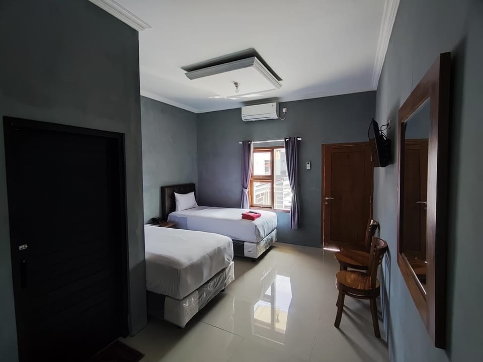 Bed, TV and multimedia, Photo of the whole room, Seating area, Bedroom, wardrobe, air conditioner