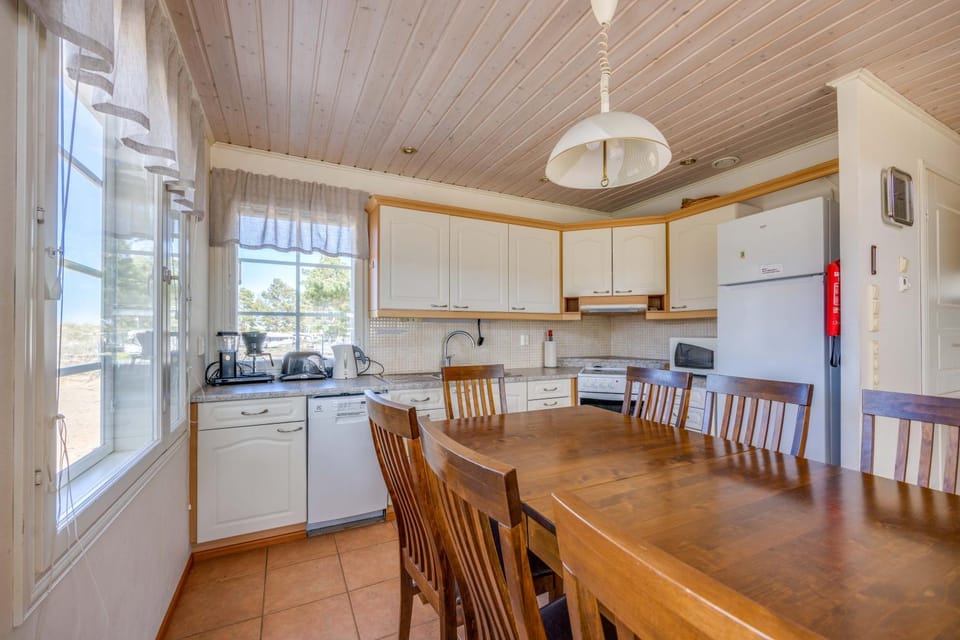 Kitchen or kitchenette, Dining area, dishwasher, minibar, pet friendly, stove, toaster