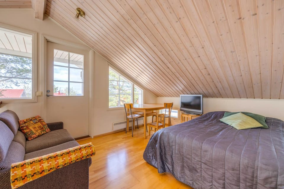 Bed, TV and multimedia, Bedroom