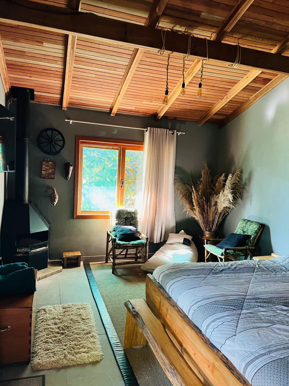 Bed, Photo of the whole room, Seating area, Bedroom