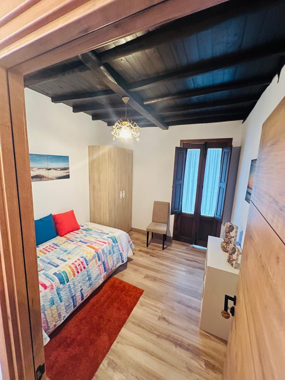 Photo of the whole room, Bedroom