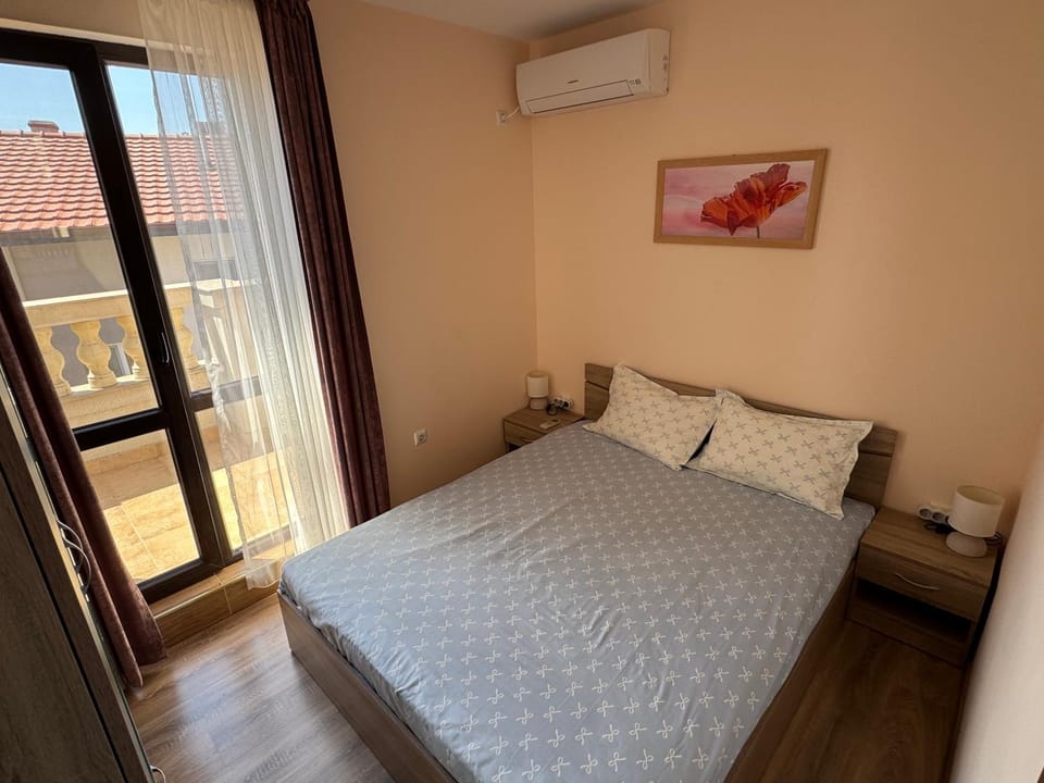 Bed, Photo of the whole room, Bedroom, air conditioner