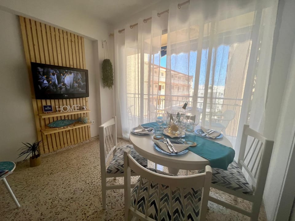 Communal lounge/ TV room, TV and multimedia, Living room, Dining area