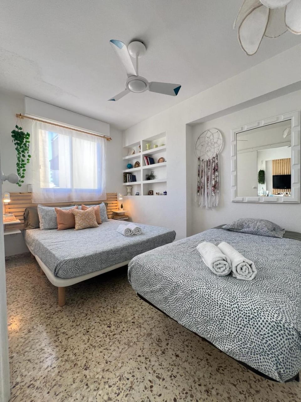 Bed, Photo of the whole room, Bedroom, fireplace, towels