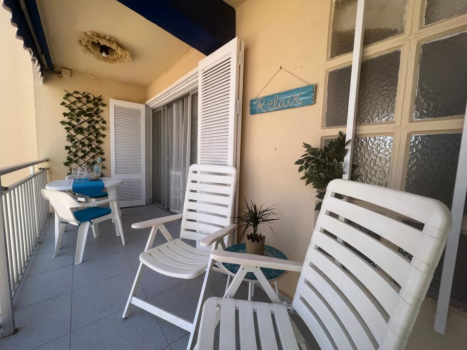 Balcony/Terrace, sunbed