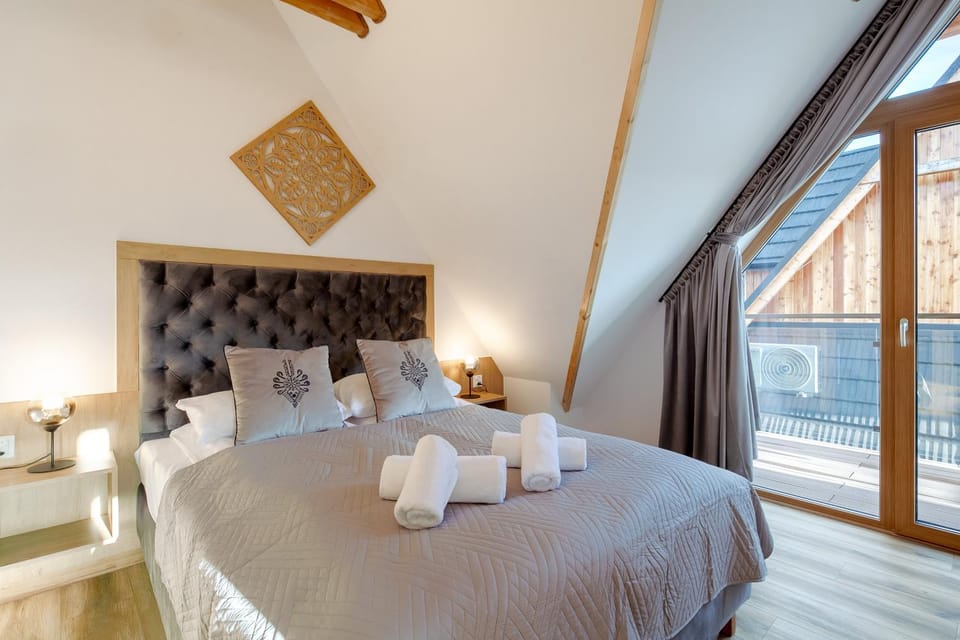 Bed, Photo of the whole room, Bedroom, towels