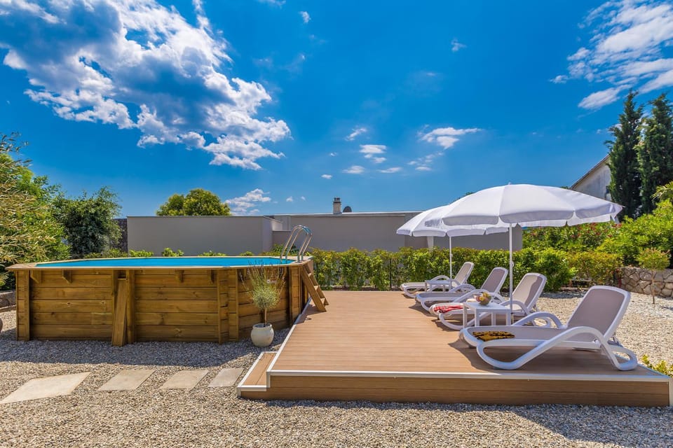 Swimming pool, sunbed