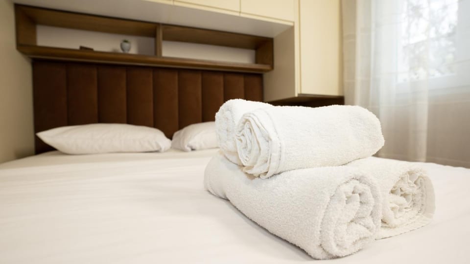 Bedroom, towels