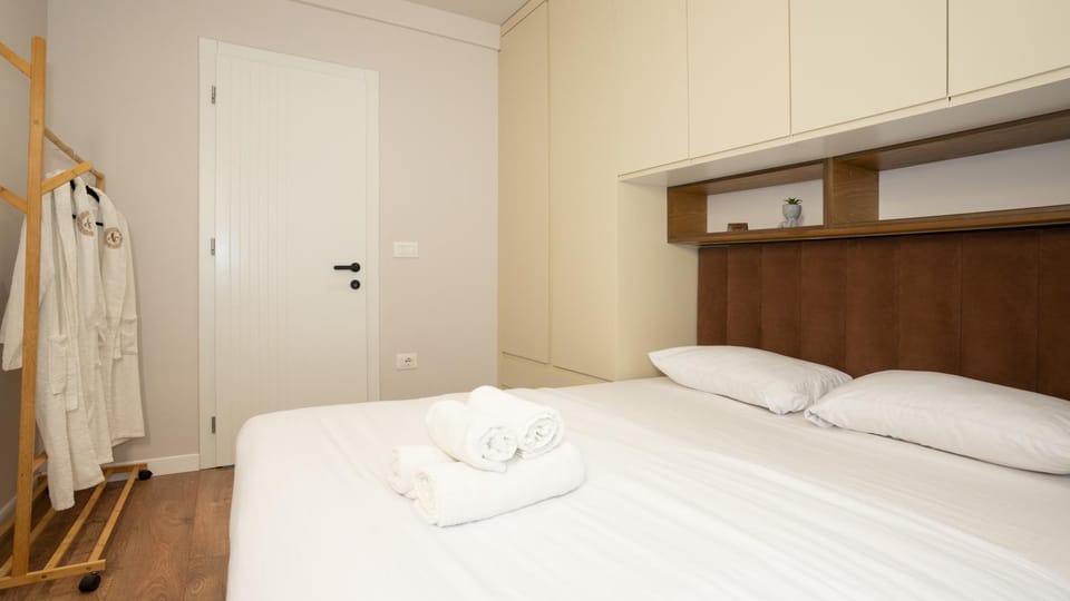Bedroom, towels
